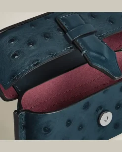 Accessoires-Etui mit Federdetail aus Leder mit Straußenprägung - Samtblau - Leder - MB220477 - Taschenaccessoires
