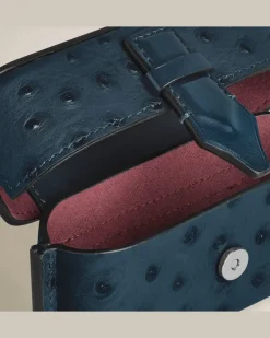 Accessoires-Etui mit Federdetail aus Leder mit Straußenprägung - Samtblau - Leder - MB220477 - Taschenaccessoires