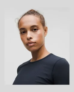 All It Takes Geripptes Langarmshirt aus Nulu für Frauen – Größe in True Navy