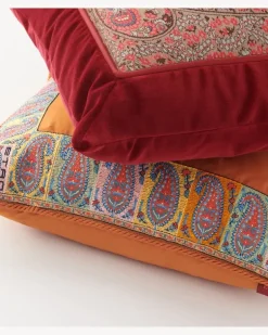 Besticktes Kissen aus Baumwollsatin Orange