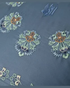 Besticktes Kissen aus Baumwollsatin Blau