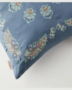 Besticktes Kissen aus Baumwollsatin Blau