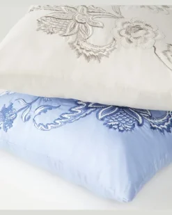 Besticktes Kissen Bloom aus Baumwolle Blau