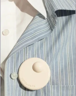 Brosche mit Logo-Prägung - Nude