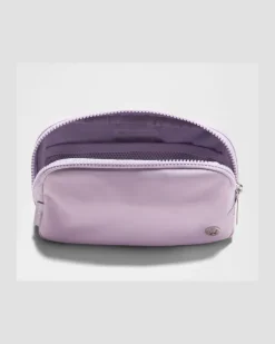 Everywhere Gürteltasche Größe in Lilac Play/Silver