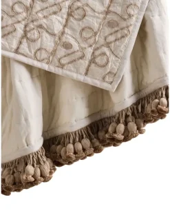 Gemusterte Tilney Tagesdecke mit Quastendetail - Nude