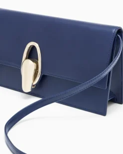 Glänzende Lederclutch mit Drehverschluss und Schulterriemen Marineblau
