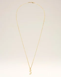 Halskette mit Anhänger aus goldfarbenem Messing mit gehämmerter „5“ Gelb Unisex