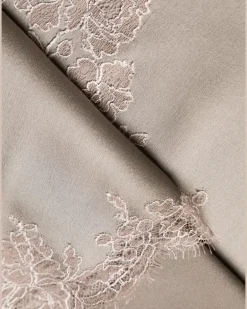 Kaftan mit Spitzenborte - Grau