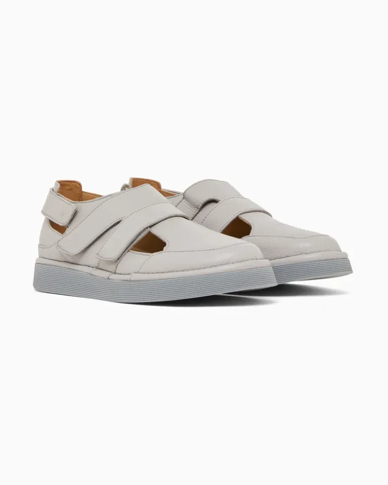 Ledersandalen mit Cut-out-Details Grau
