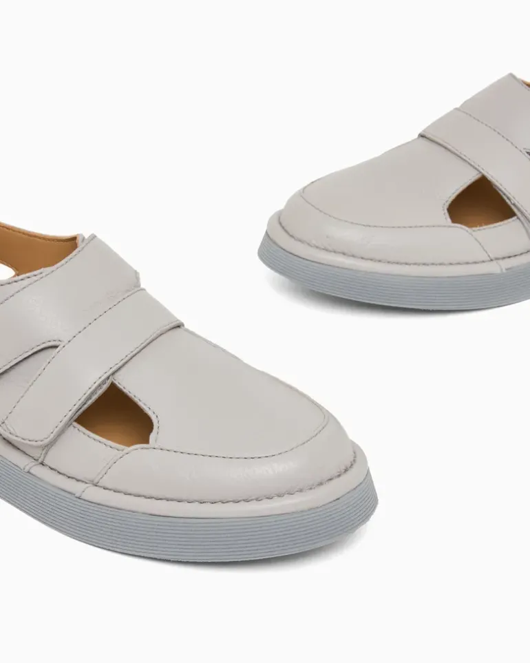 Ledersandalen mit Cut-out-Details Grau