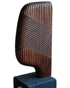 Moai Buchstützen mit gemeißeltem Walnussholz - Braun