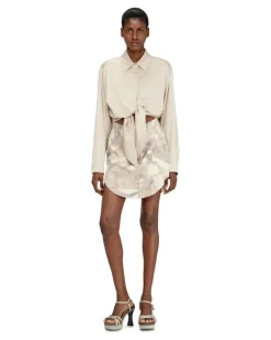 Satiniertes Minikleid mit geknotetem Oberteil - Kleider - Damen - Beige