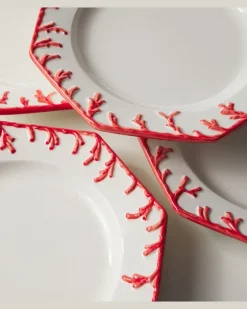 Set aus vier Speisetellern Rot