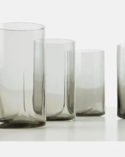 Set Hew aus vier Longdrinkgläsern Grau