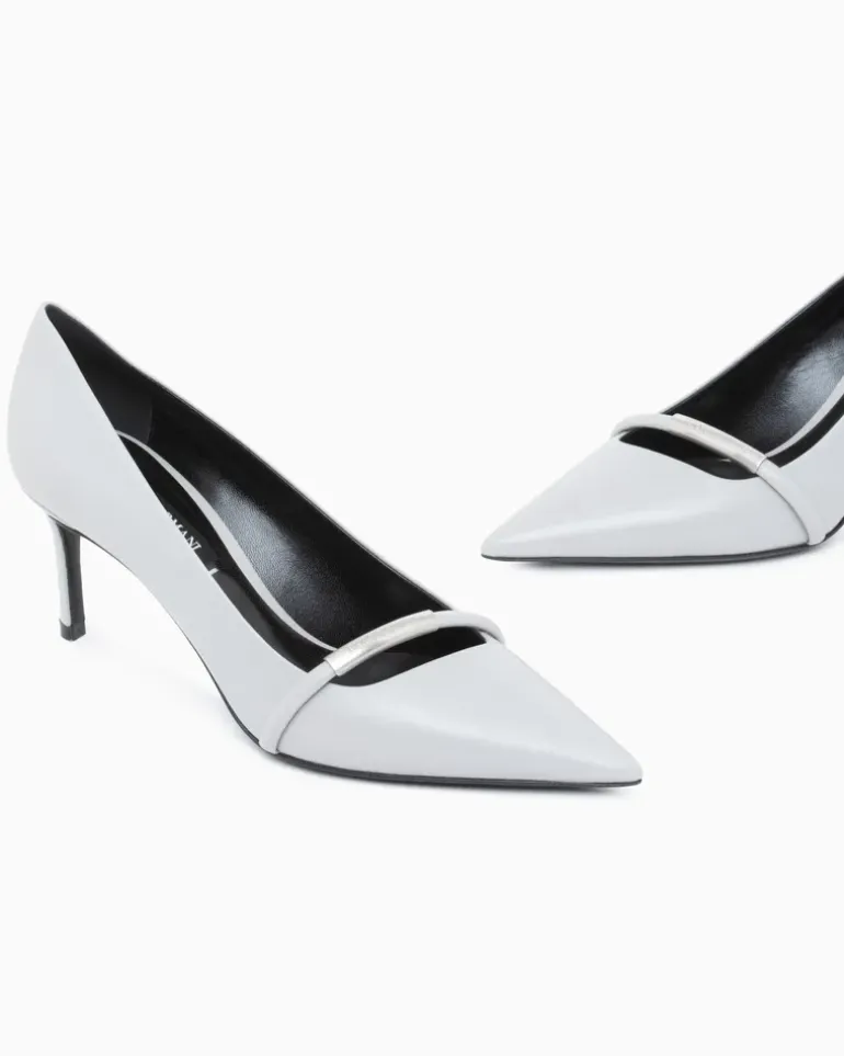 Spitze Pumps aus Leder mit Riemen und Stiletto-Absatz Grau