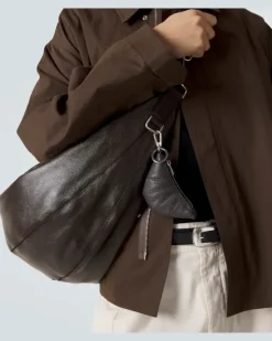 Taschenanhänger Croissant aus Leder Braun