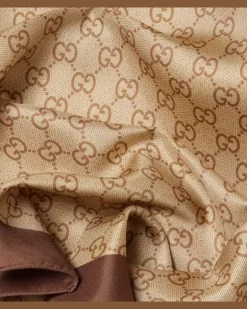 Tuch GG aus Seiden-Twill Beige