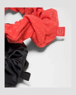 Uplifting Scrunchies im 3er-Pack mit Seersucker-Struktur in Star Burst Tone/Graphite Grey/Downtown Tan