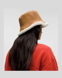Wendbarer Bucket Hat aus Bouclé-Fleece – Größe in Chestnut Brown/Light Ivory