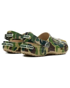 x Crocs Classic "Chai" Clogs - Grün